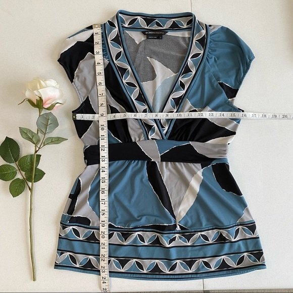 BCBGMaxazria Grey Blue Art Deco V-neck Fitted Blouse Size Small Stretch - Picture 8 of 10